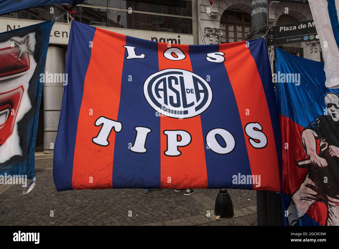 Buenos Aires, Argentina. August 5th 2021: Club San Lorenzo fan flag. (Photo by Esteban Osorio/Pacific Press) Credit: Pacific Press Media Production Corp./Alamy Live News Stock Photo