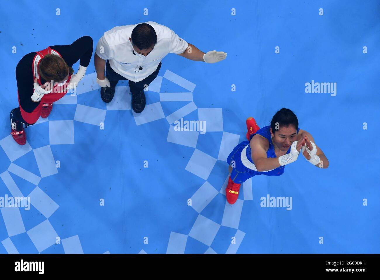 Li Quan Boxing Tokyo, Japan. 6th Aug, 2021. Li Qian (blue) of China celebrates after ...