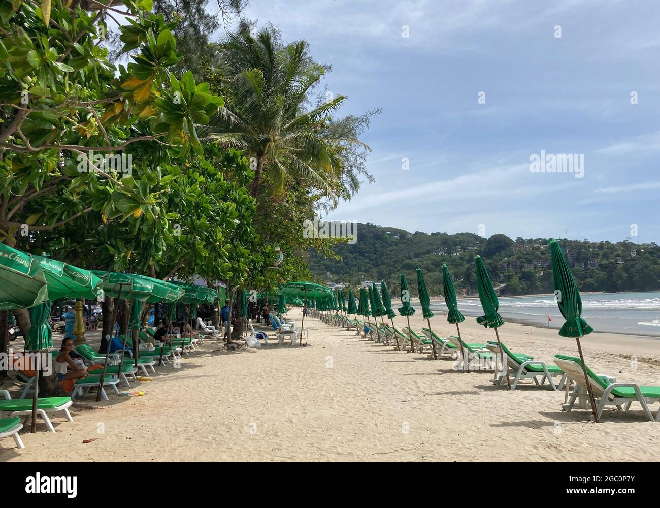 Phuket, Thailand. 06th Aug, 2021. Tourists stay at Patong Beach as part of the model project 'Sandbox'. Phuket has been letting fully vaccinated holidaymakers onto the island quarantine-free since July 1. So far, only a few holidaymakers have come, many beaches remain empty. Credit: Carola Frentzen/dpa/Alamy Live News Stock Photo