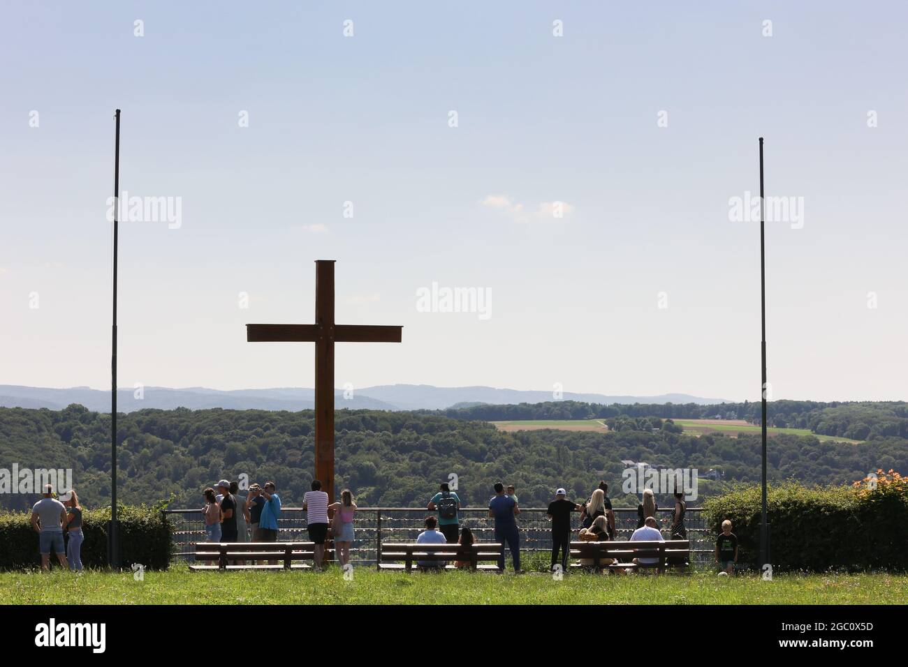 Visitors on the high plateau of Erpeler Ley look down on Remagen and Erpel am Rhein, Rhineland-Palatinate, Germany. Stock Photo