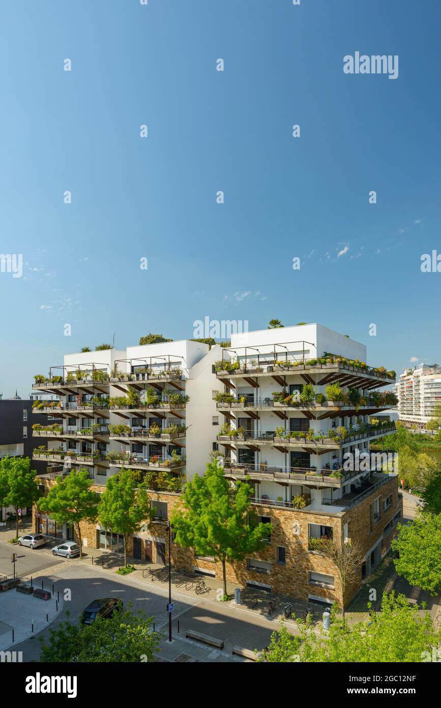 FRANCE, LOIRE-ATLANTIQUE (44), NANTES, ILE DE NANTES, RUE LA NOUE BRAS DE FER, BUILDING WITH GREEN BALCONIES Stock Photo