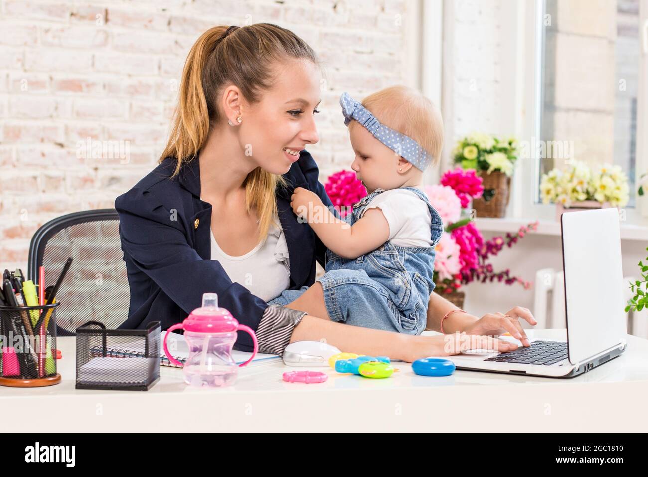чем увлекается мама. ребенок убирает игрушки. женщина с ребенком за компьютером. мама и ребенок творчество. совместные игры с детьми.