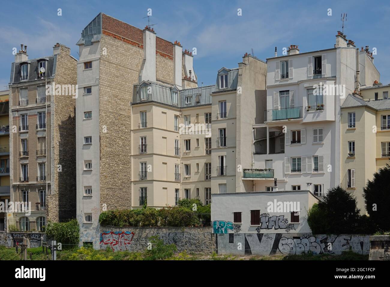 Paris, Wohnbauten entlang der Bahnstrecke bei Saint Lazare // Paris, Tenement Buildings along Saint Lazare Station Stock Photo