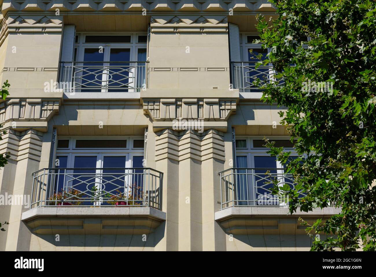 Paris, 15 Rue Chardon-Lagache, Art Deco Architektur // Paris, 15 Rue Chardon-Lagache, Art Deco Architecture Stock Photo