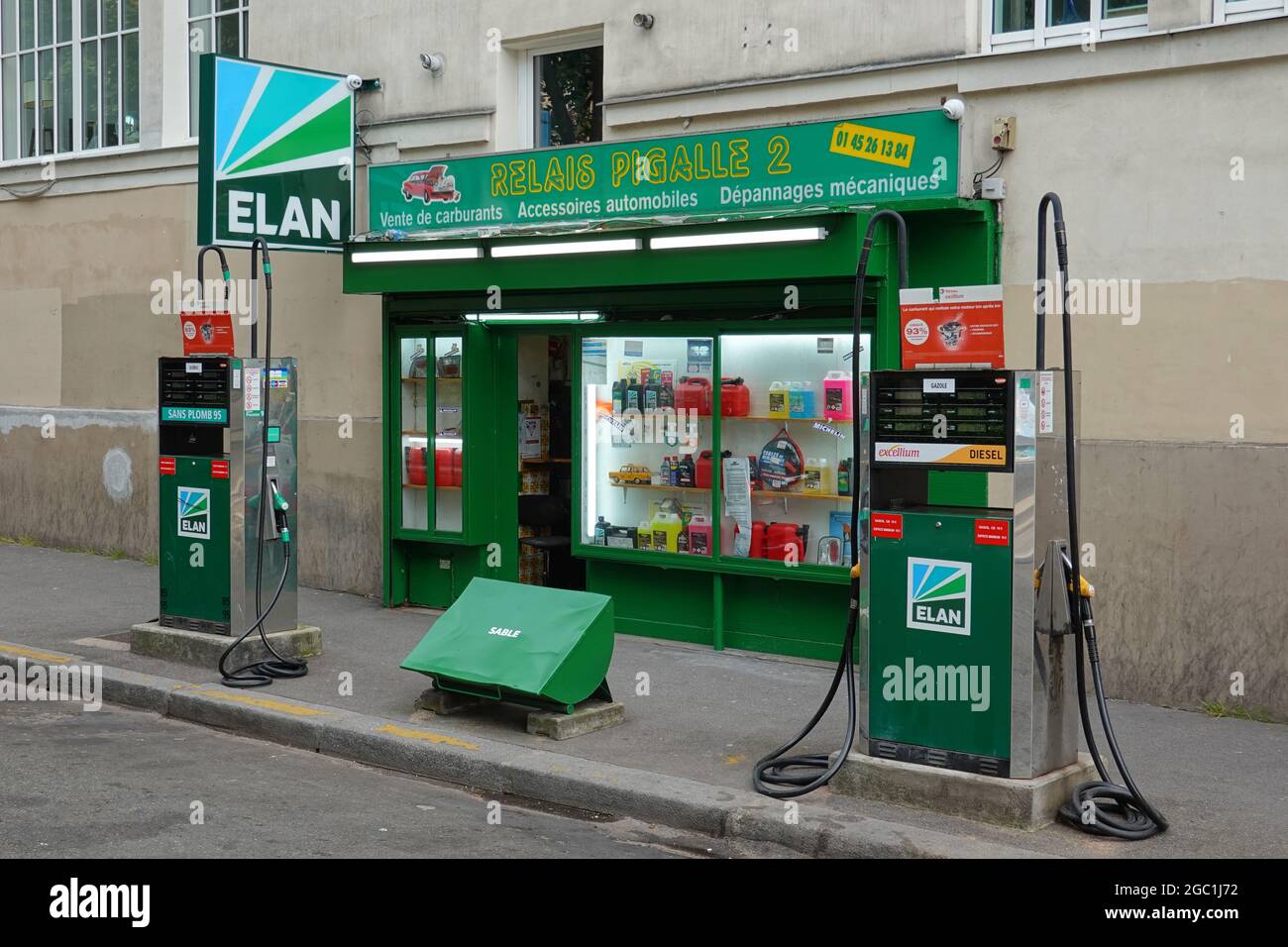 Paris, Tankstelle am Gehsteig // Paris, Fuel Station on a Sidewalk Stock Photo
