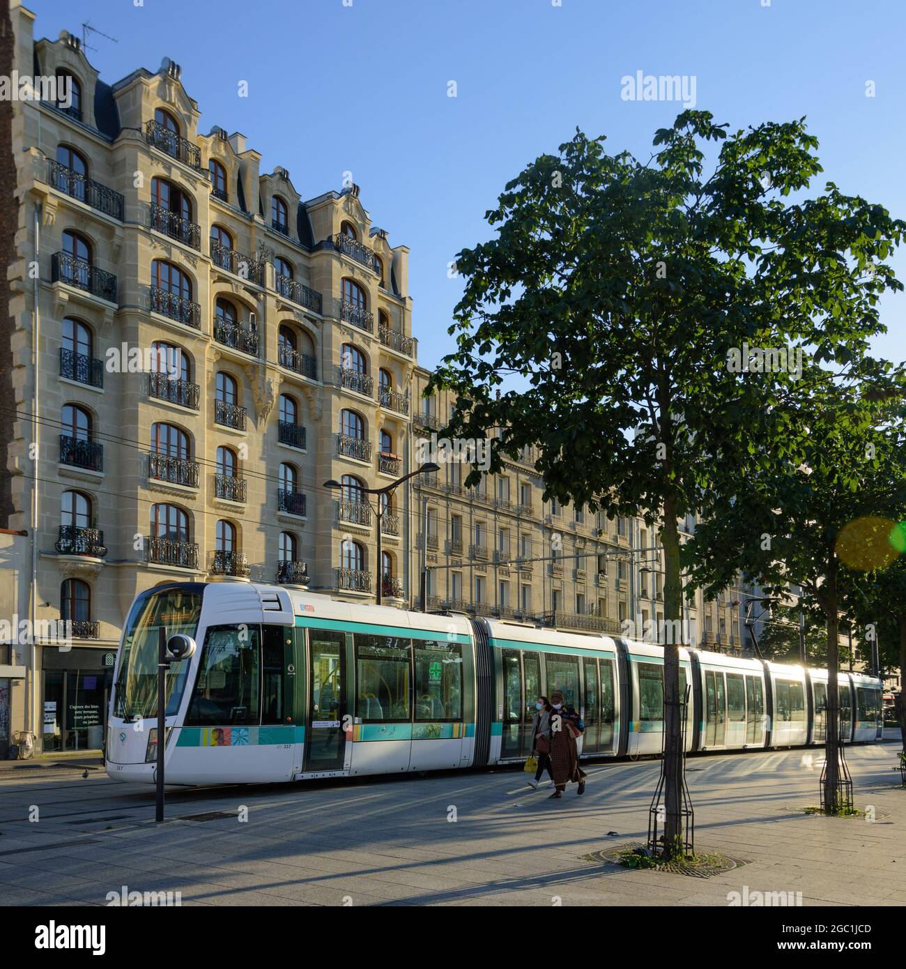 Paris, moderne Straßenbahnlinie T3, Porte de Vincennes // Paris, modern Tramway Line T3, Porte de Vincennes Stock Photo