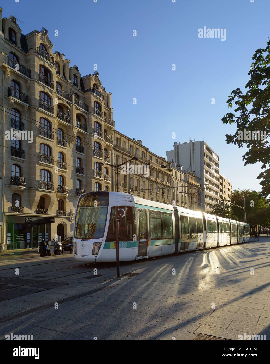 Paris, moderne Straßenbahnlinie T3, Porte de Vincennes // Paris, modern Tramway Line T3, Porte de Vincennes Stock Photo