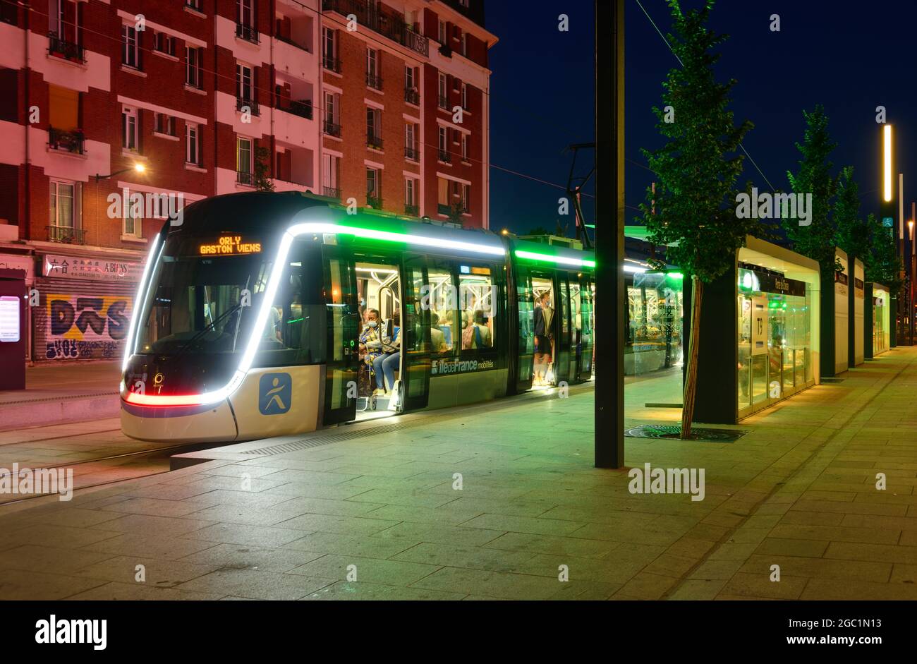 Paris, moderne Straßenbahn Porte de Choisy-Orly, Linie T9 // Paris, modern  Tramway Porte de Choisy-Orly, Line T9 Stock Photo - Alamy