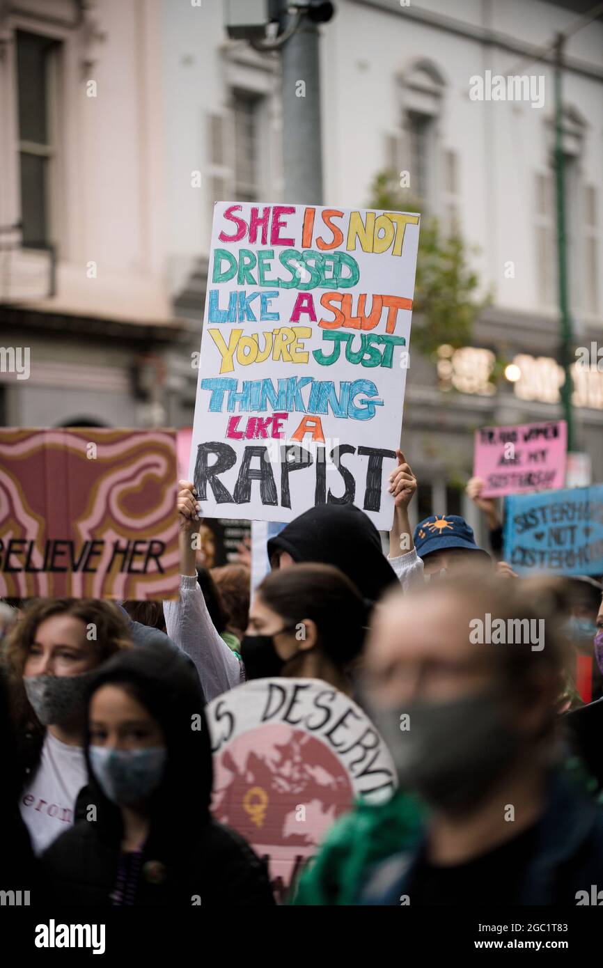 Anal tiqinlar bilan rus porno video