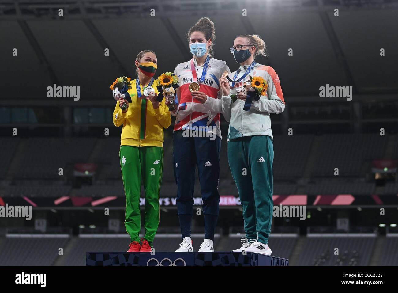 Tokio, Japan. 06th Aug, 2021. Modern Pentathlon: Olympics, Individual,  Women, Laser Run at Tokyo Stadium. Runner-up Laura Asadauskaite (l-r) from  Lithuania, winner Kate French from Great Britain and third-placed Sarolta  Kovacs from