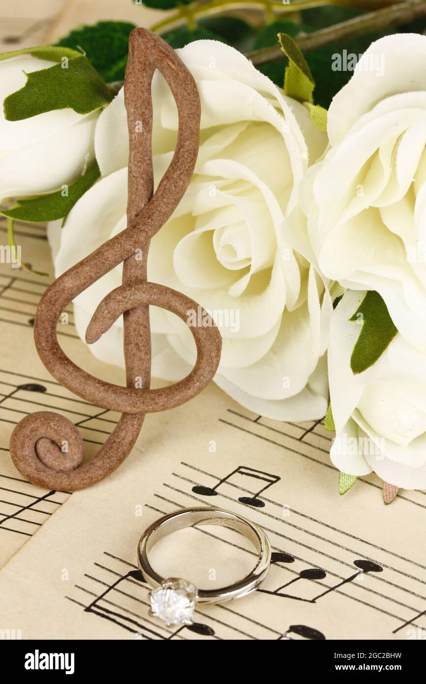 Âm nhạc là linh hồn của bữa tiệc. Và đó chính là lý do tại sao một chương trình cưới không thể thiếu sự xuất hiện của những bản nhạc tình yêu ngọt ngào. Bất cứ ai cũng sẽ bị thu hút bởi âm thanh ngọt ngào và lời ca tuyệt vời, khiến trái tim tan chảy.