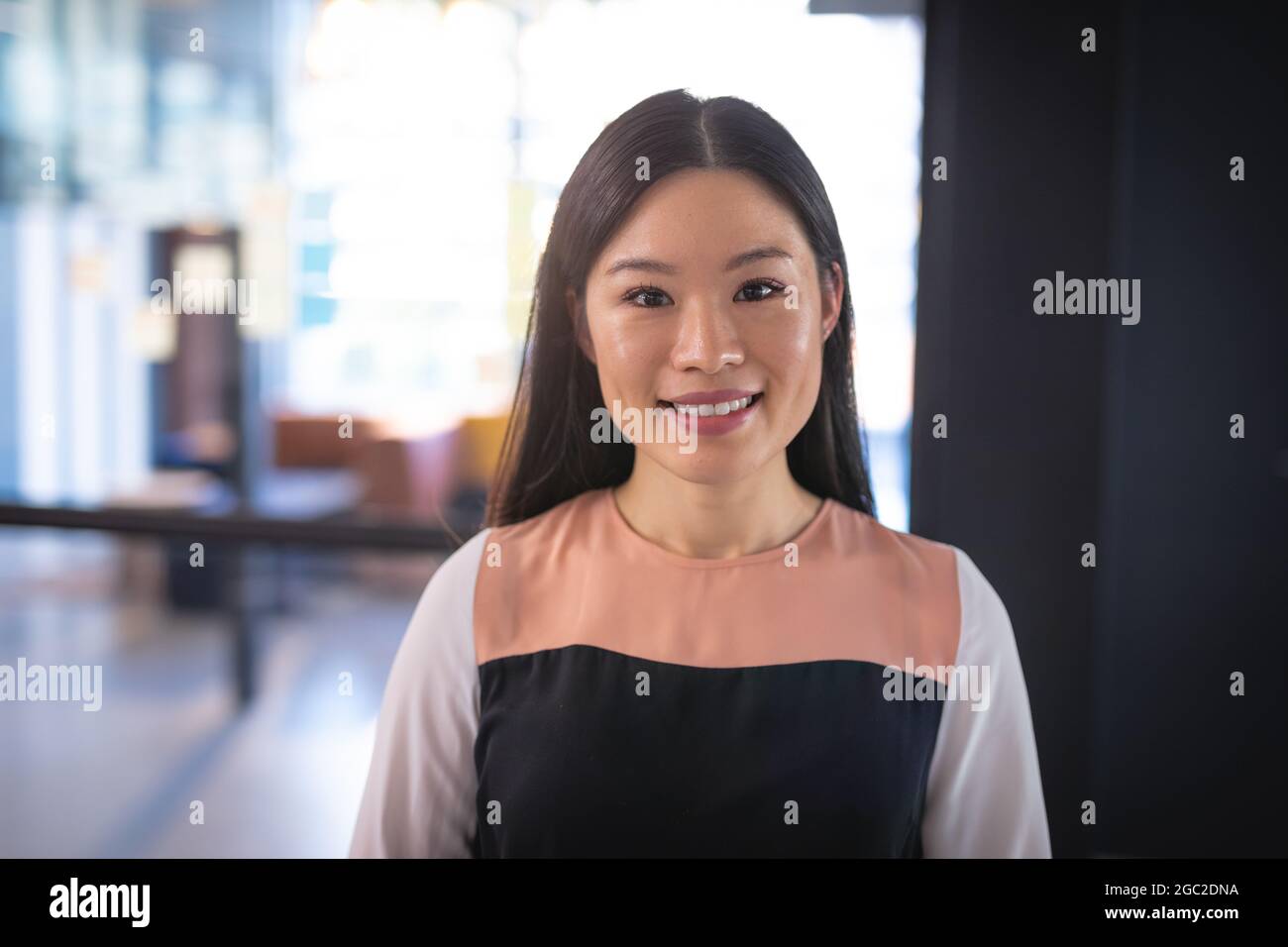 Asian businesswoman smiling hi-res stock photography and images - Alamy