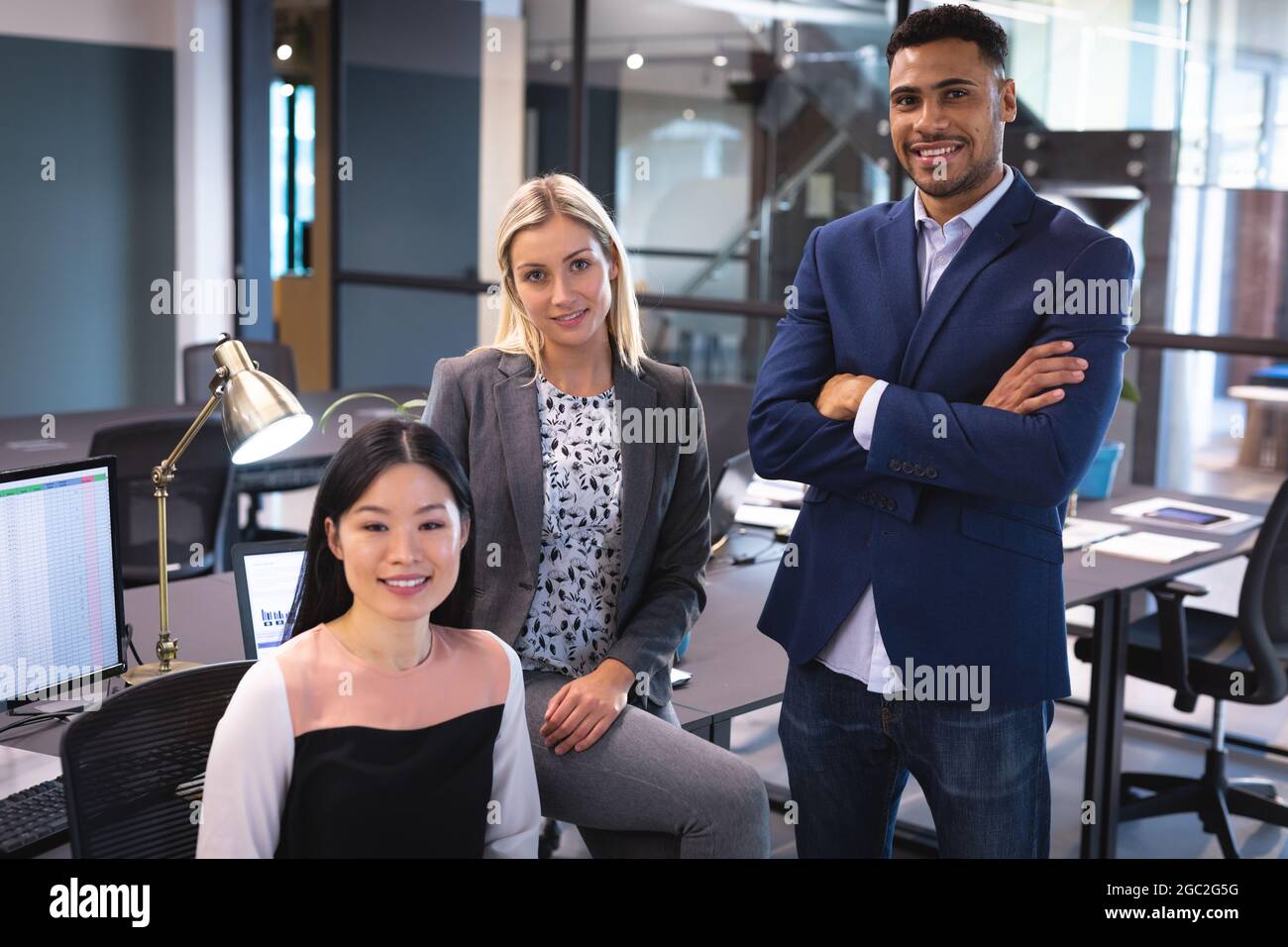 Diverse group of people meeting hi-res stock photography and images - Alamy