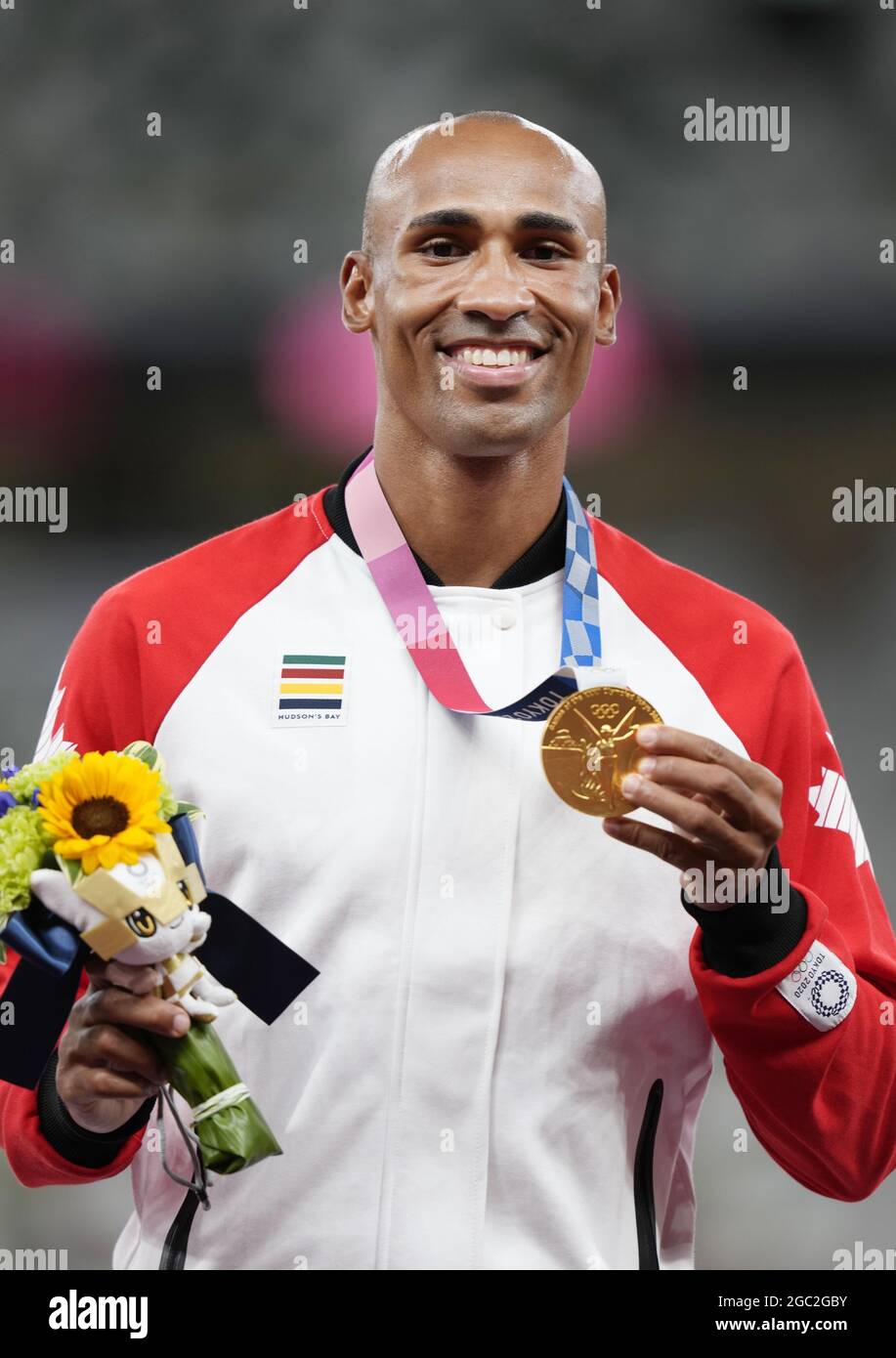 Tokyo, Japan. 06th Aug, 2021. Tokyo, Japan. 06th Aug, 2021. Damian Warner of Canada poses with his gold medal for the men's decathlon at the Tokyo Olympics on Aug. 6, 2021, at the National Stadium. (Kyodo)==Kyodo Photo via Credit: Newscom/Alamy Live News Stock Photo