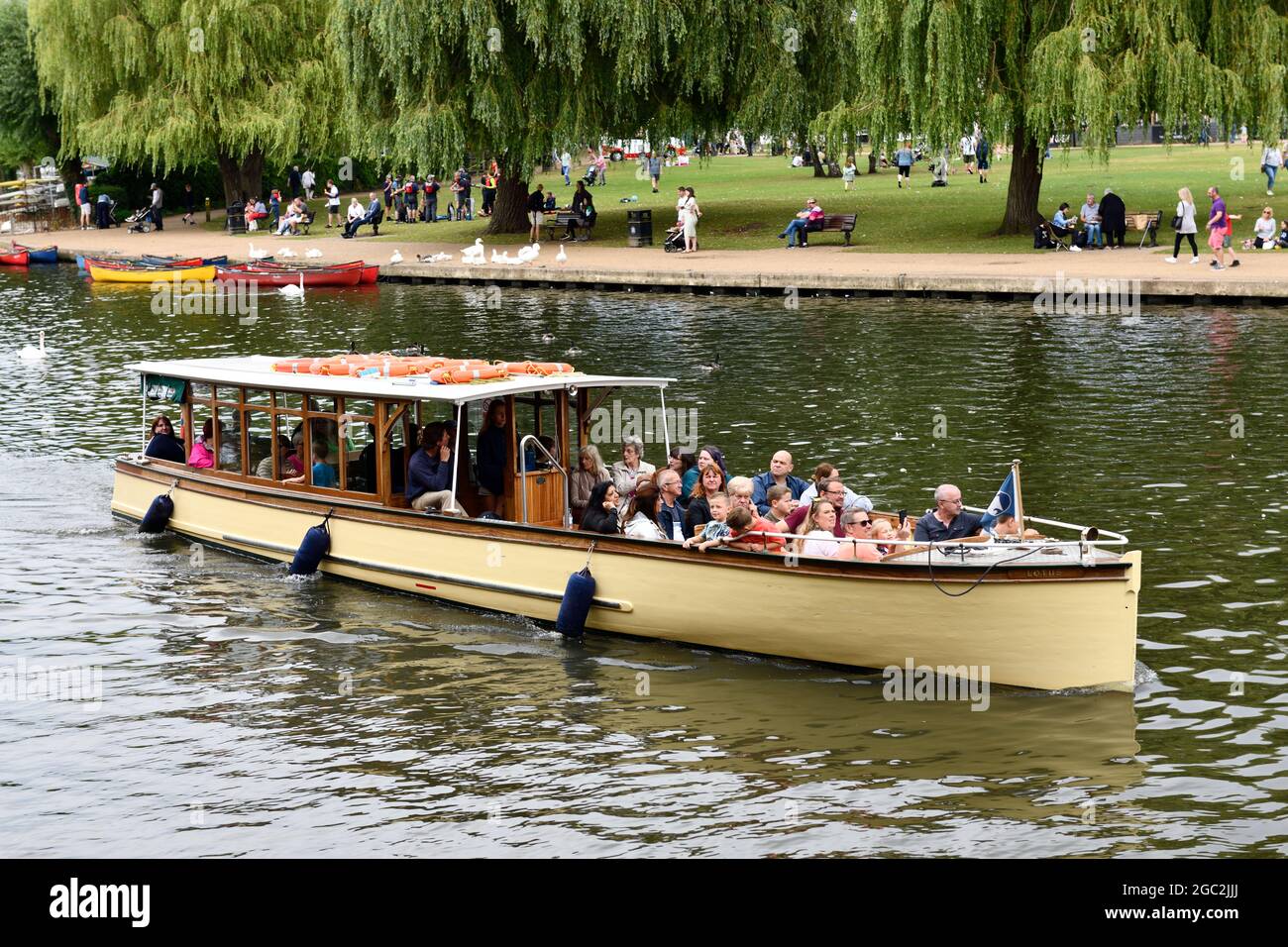 Cruising River Avon Stratford Upon Avon Warwickshire England Uk Stock cruising-river-avon-stratford-upon-avon-warwickshire-england-uk-stock