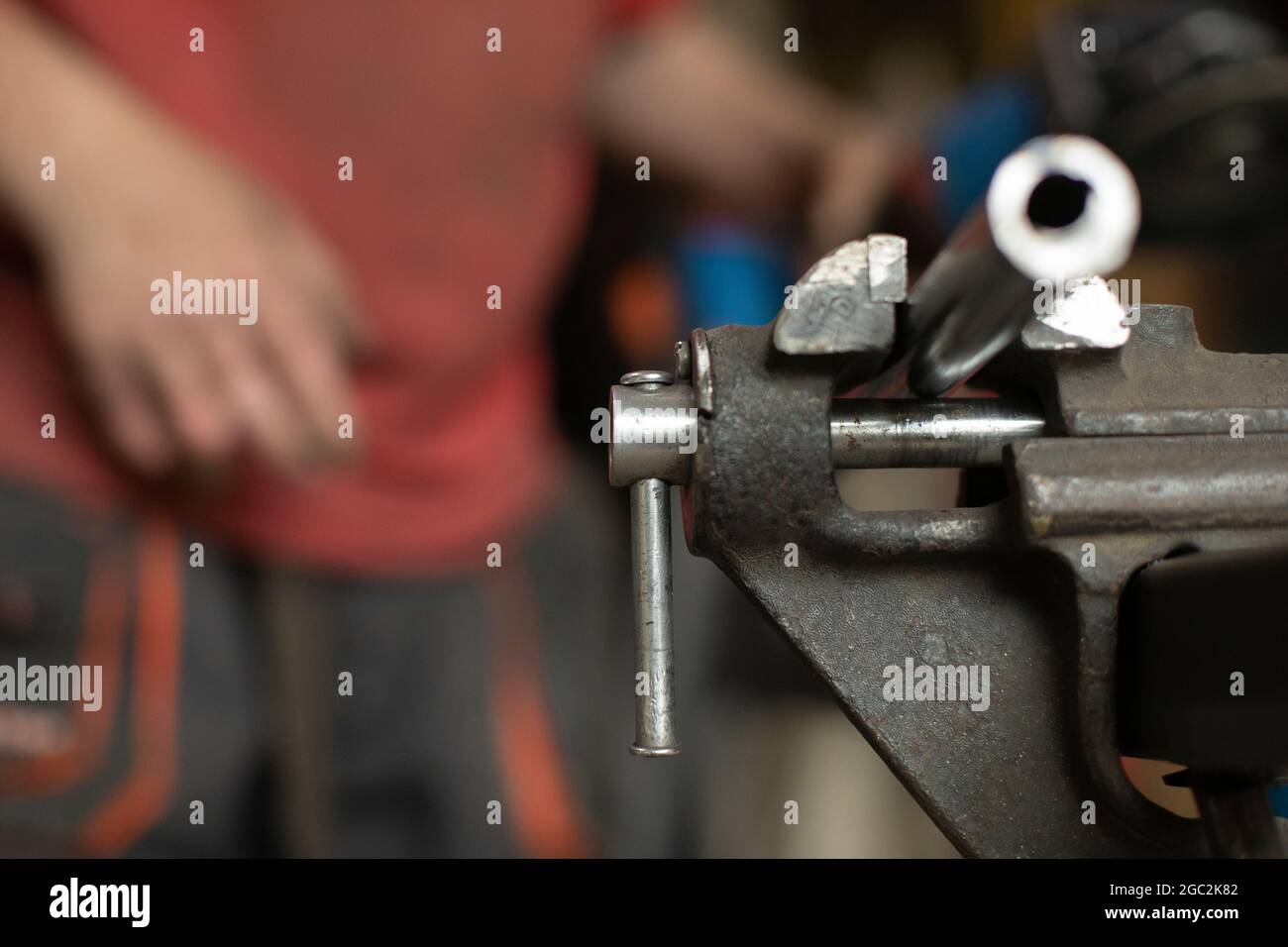 The part is squeezed into the grip. The metal is held in the grip for