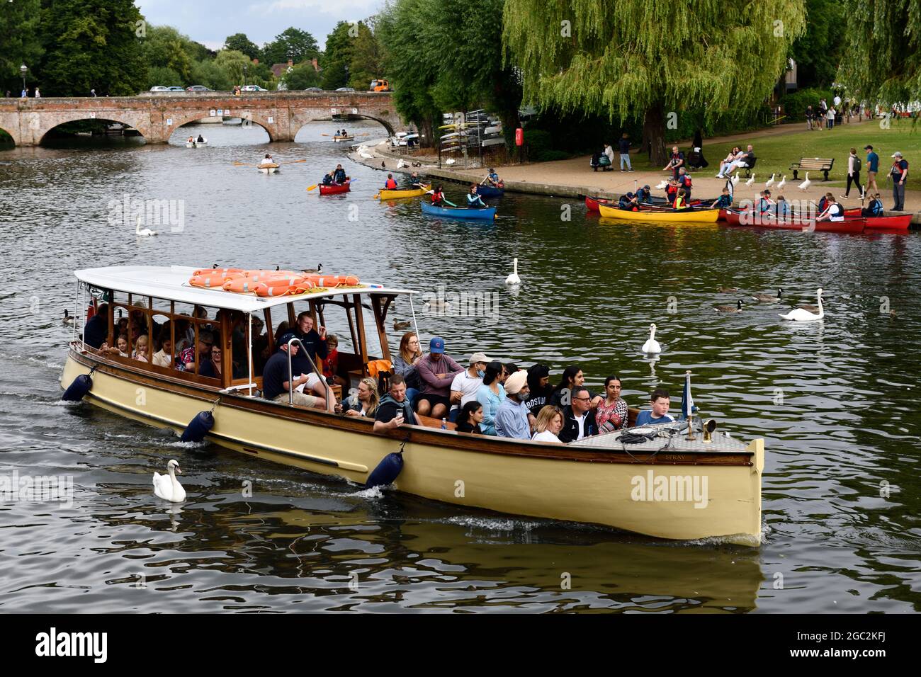 Cruising River Avon Stratford Upon Avon Warwickshire England Uk Stock cruising-river-avon-stratford-upon-avon-warwickshire-england-uk-stock