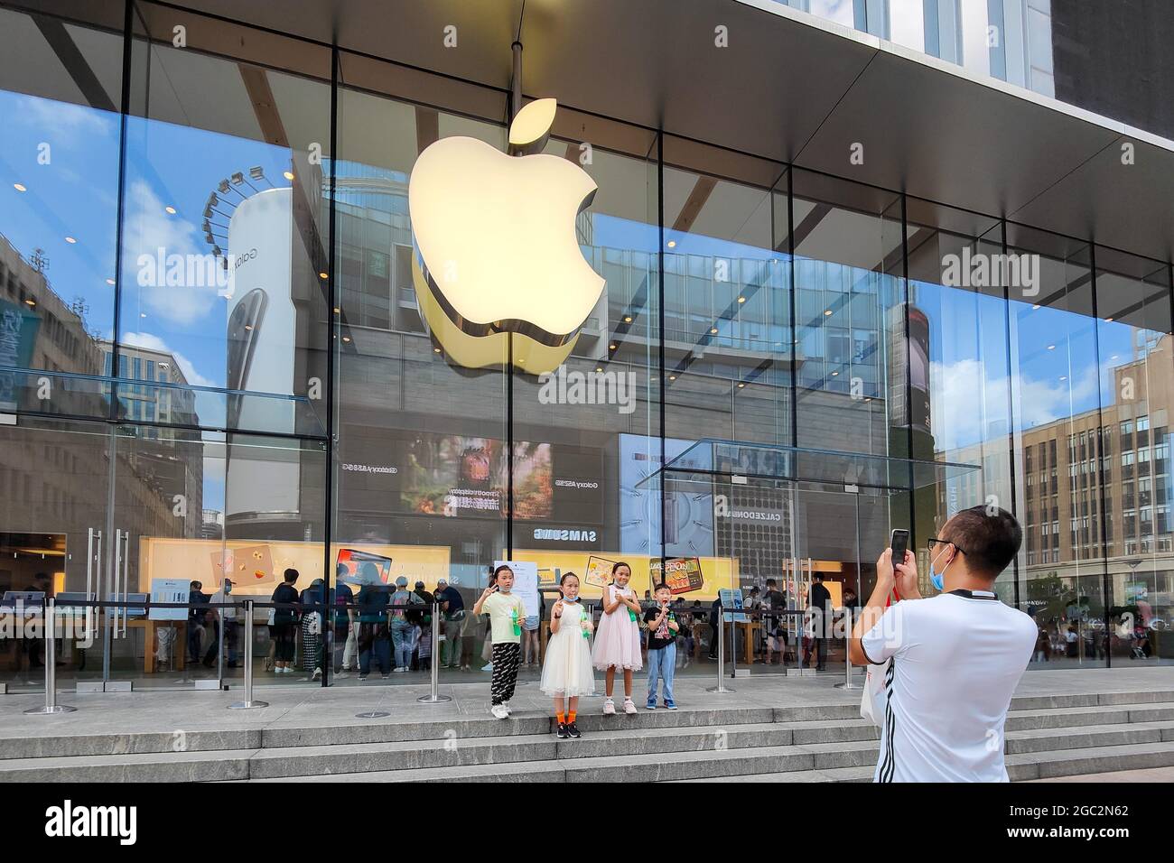 Апле открылись. Эппл инк. Представительство apple в москве. Компания apple. Апле открылись.