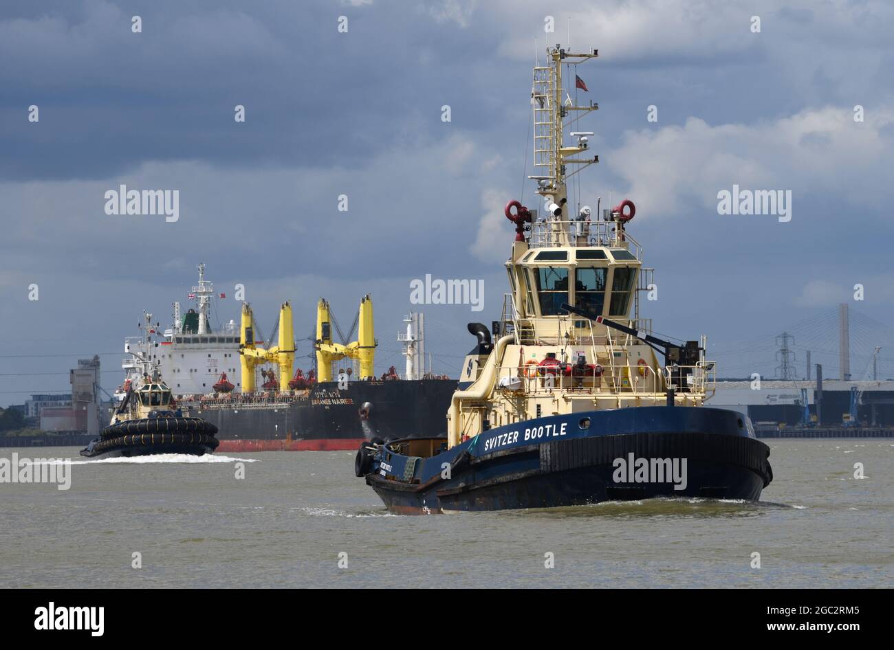 06/08/2021. Gravesend UK A sunny day on the River Thames near Gravesend in Kent. Image shows the bulk carrier Baranee Naree in Tilburyness being escor Stock Photo