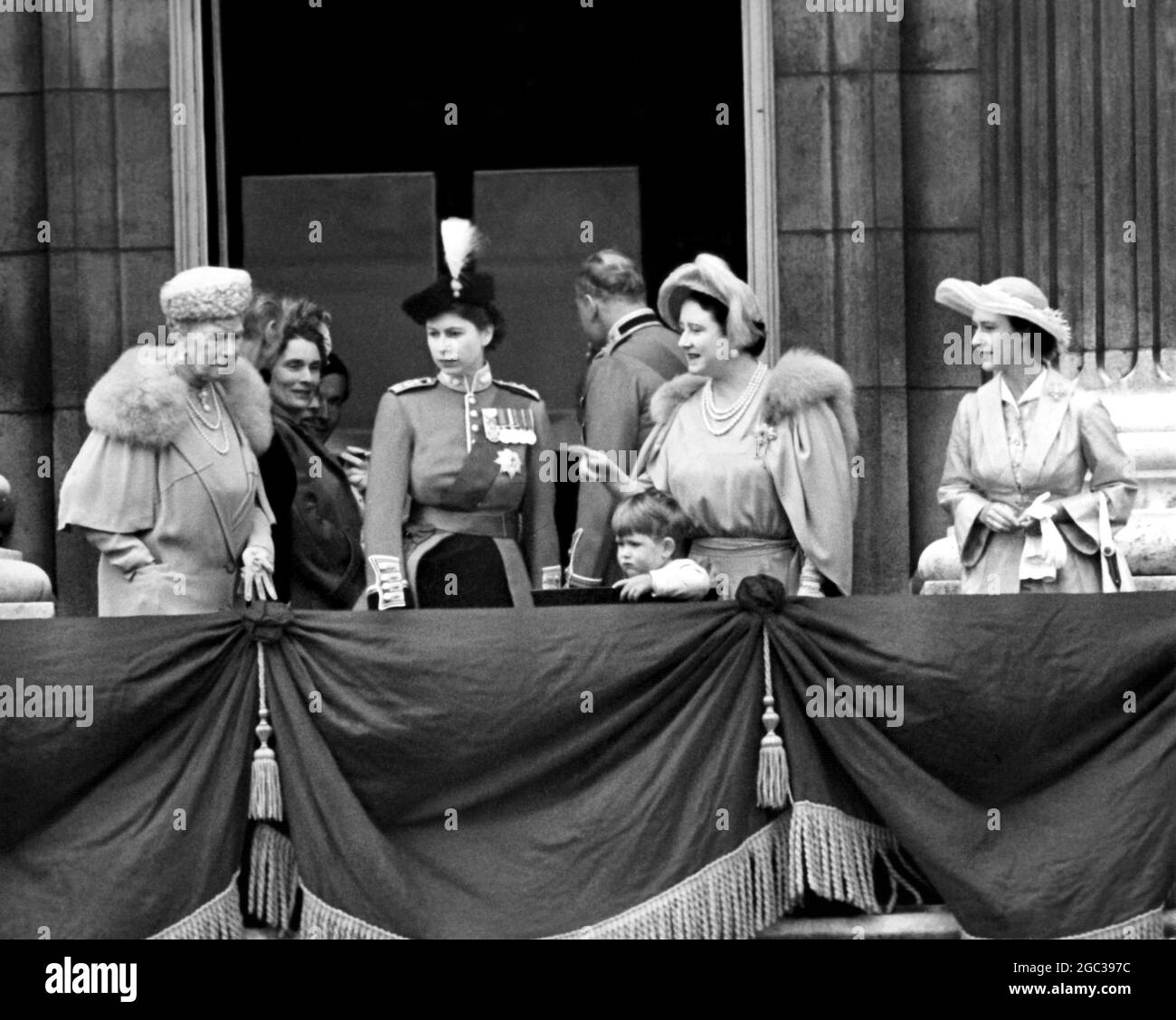 On the balcony of Buckingham Palace during today's Kings birthday fly past of jet fighters are left to right: Queen Mary, Duchess of Gloucester, Princess Elizabeth, the young Prince Charles the Queen and Princess Margaret June 7th 1951 Stock Photo