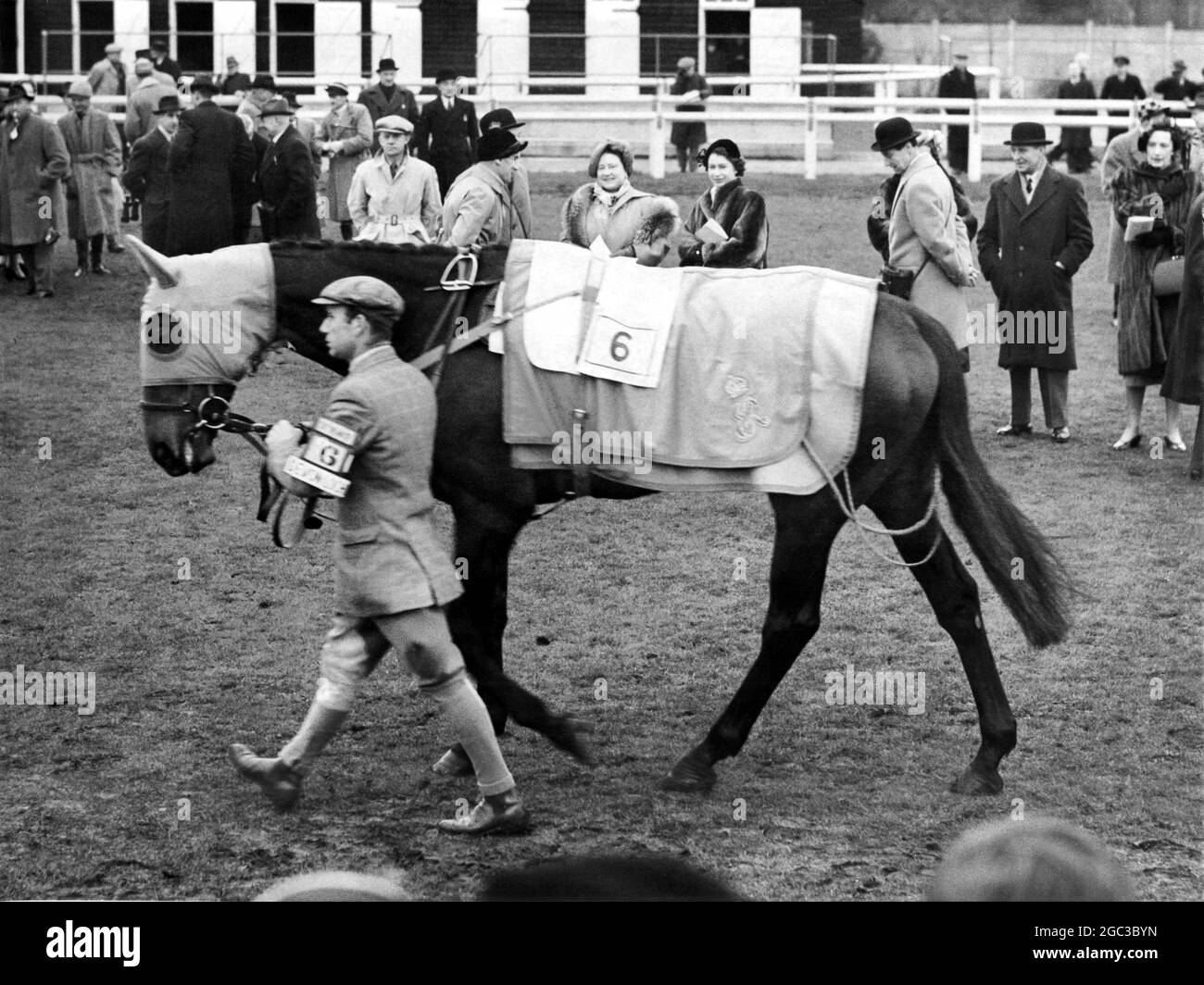 The Queen and Princess Elizabeth watching the Queen's horse Devon Loch paraded in the paddock at Hurst Park racecourse January 1952 Stock Photo