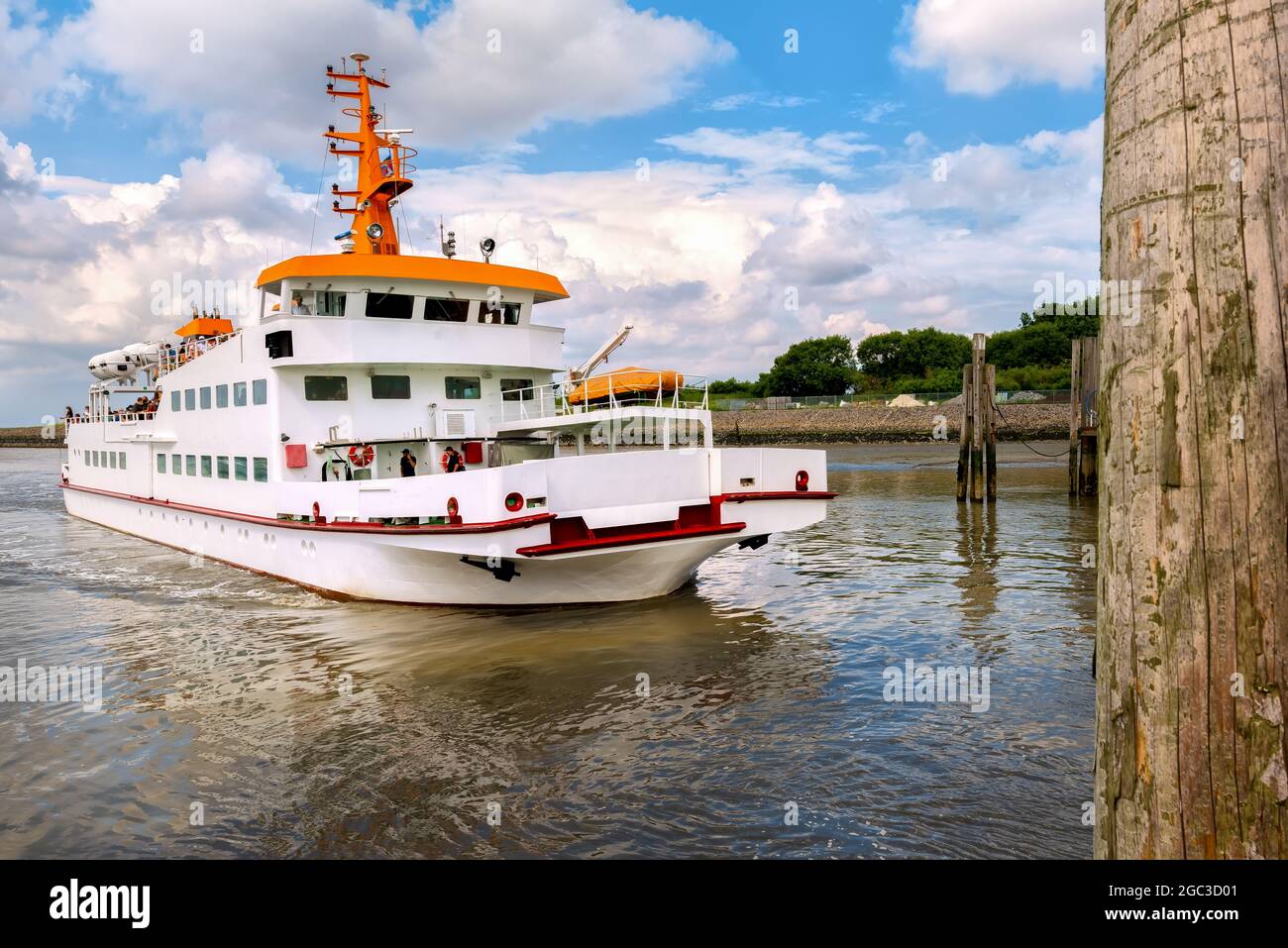 Passenger ferry boat arriving hi-res stock photography and images - Alamy