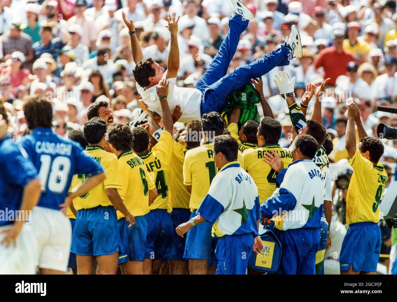 Victorious Brazil 1994 World Cup squad hoist up manager Carlos Parreira Stock Photo