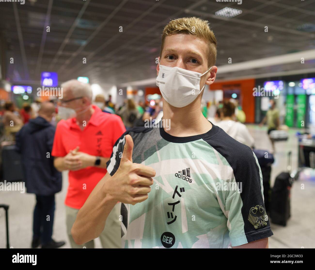 Frankfurt, Germany. 06th Aug, 2021. 06 August 2021, Hessen, Frankfurt/Main:  Swimmer Florian Wellbrock stands at Frankfurt airport in the evening after  returning from Tokyo. He had won the gold medal in the