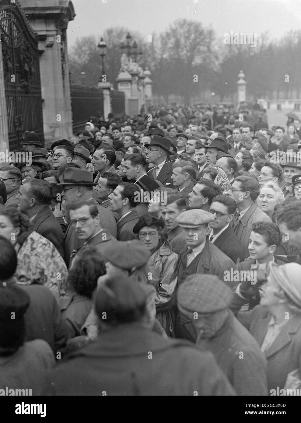 CROWDS STILL FLOCK TO BUCKINGHAM PALACE FOR LATEST ROYAL BIRTH NEWS A scene outside Buckingham Palace , London , as crowds are still flocking to the Palace to hear the latest news and read the latest bulletins concerning the health of Princess Elizabeth and her son who was born yesterday . 15 November 1948 Stock Photo