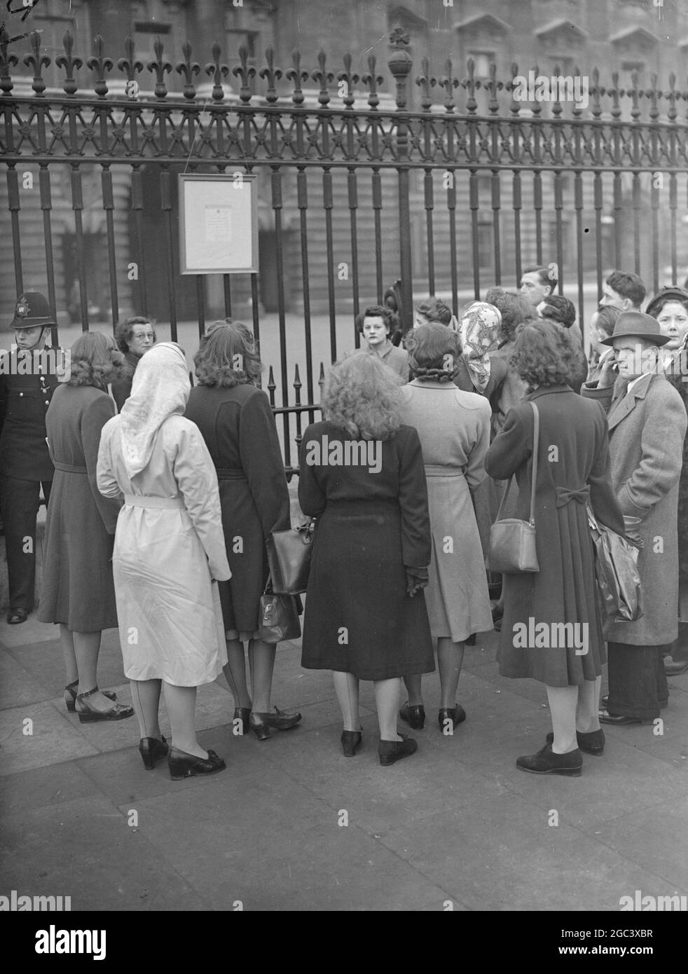 EARLY WORKERS READ ROYAL BIRTH NOTICE Londoners on their way to work stop to read the notice at Buckingham Palace announcing the birth of a son to Princess Elizabeth . 15 November 1948 Stock Photo