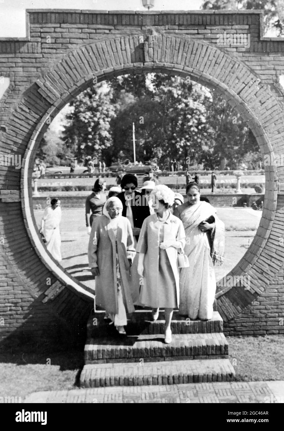 QUEEN ELIZABETH II VISITS LADIES CLUB IN LAHORE, PAKISTAN 15 FEBRUARY 1961 Stock Photo