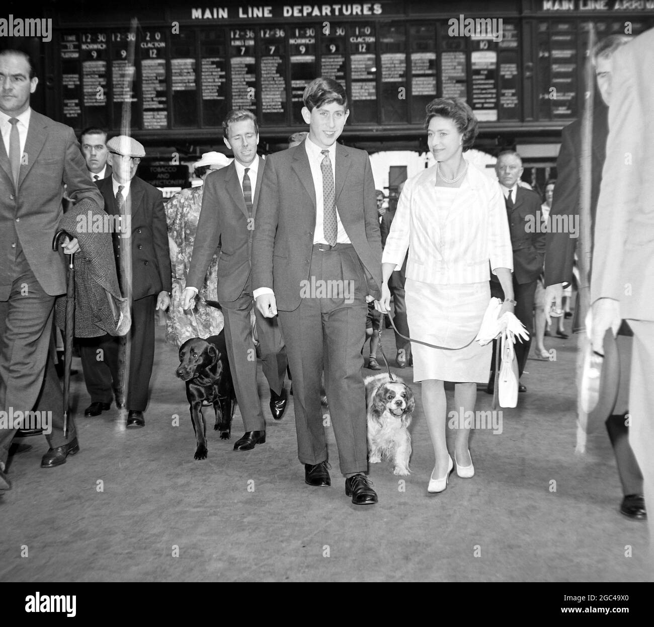 6 AUGUST 1963 PRINCE CHARLES WITH PRINCESS MARGARET AND HER KING CHARLES SPANIEL ROLEY FOLLOWED BY LORD SNOWDON AT LIVERPOOL STREET STATION IN LONDON, ENGLAND. Stock Photo