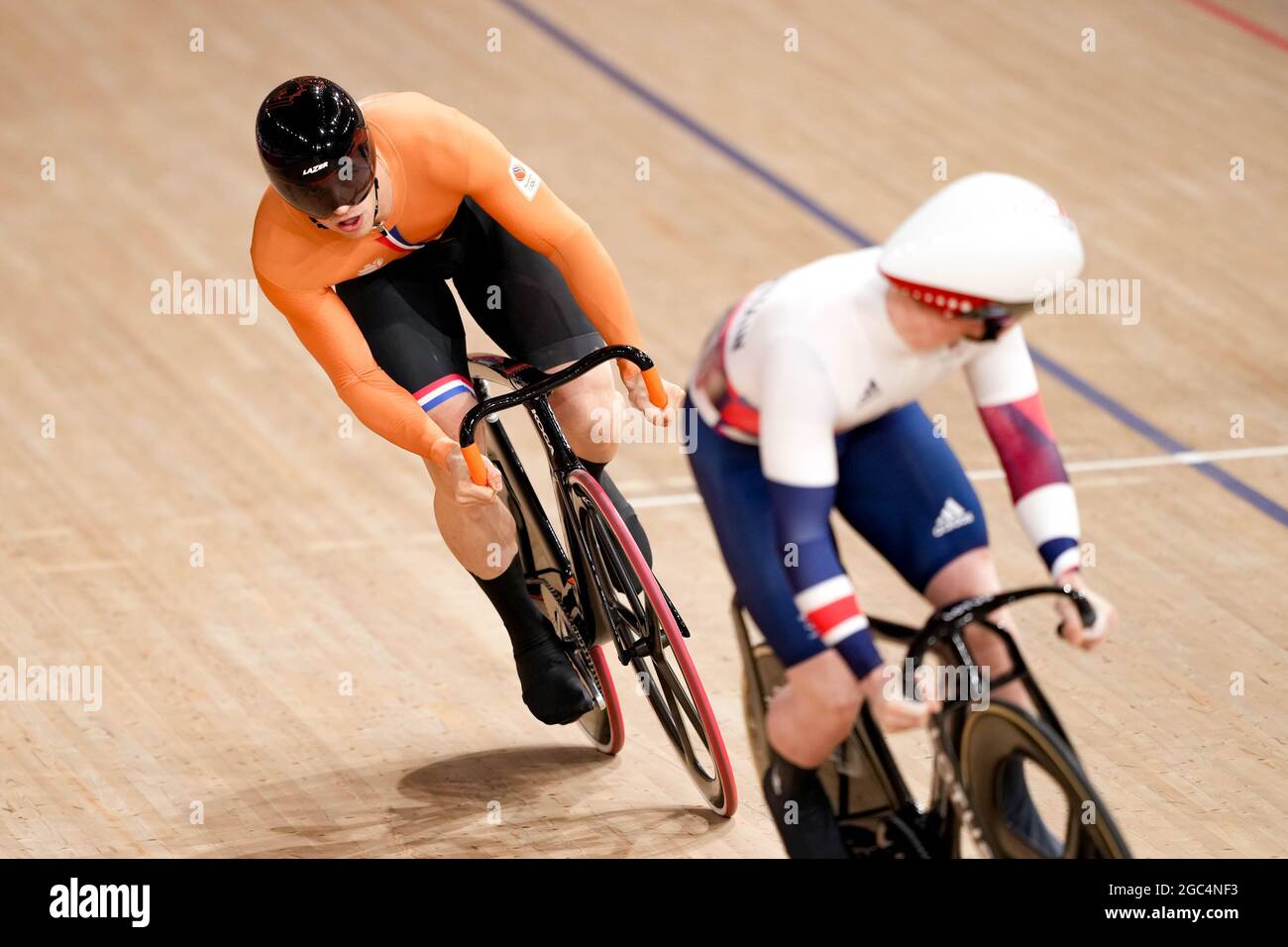 shizuoka japan 6th aug 2021 harrie lavreysen ned jack carlin roc cycling men s sprint semifinals during the tokyo 2020 olympic games at the izu velodrome in shizuoka japan credit shutaro