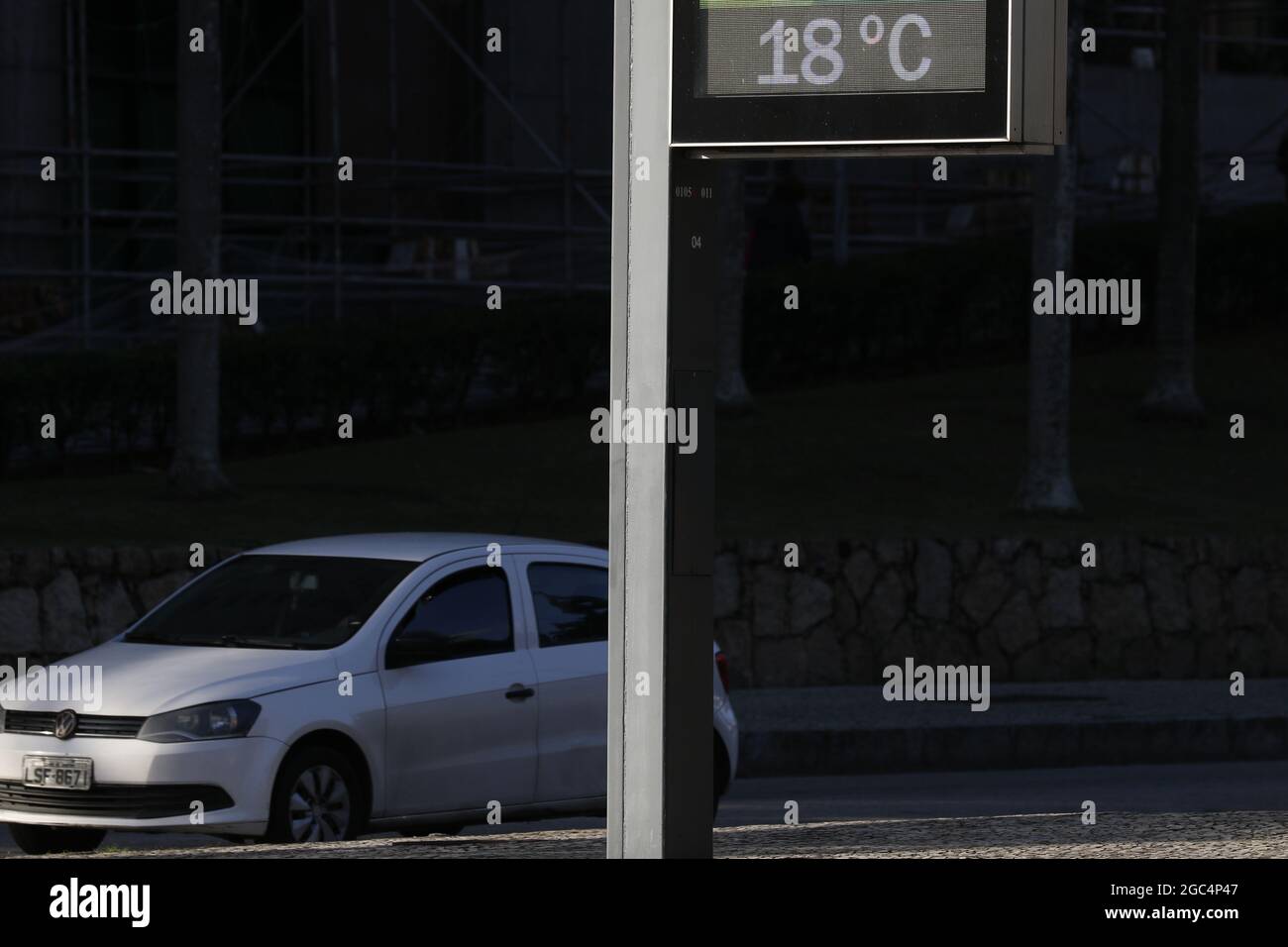 https://c8.alamy.com/comp/2GC4P47/temperature-thermometer-on-street-displays-digital-celsius-degrees-meteorology-and-weather-device-climate-change-global-warming-indicator-2GC4P47.jpg