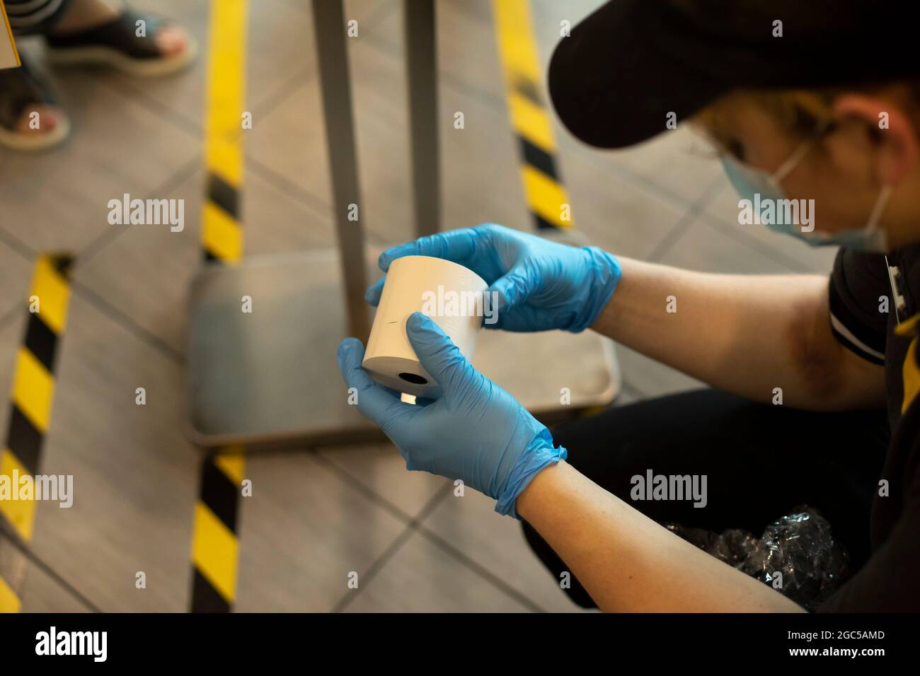 Replacement of the cash register tape. Receipt tape reader. Data