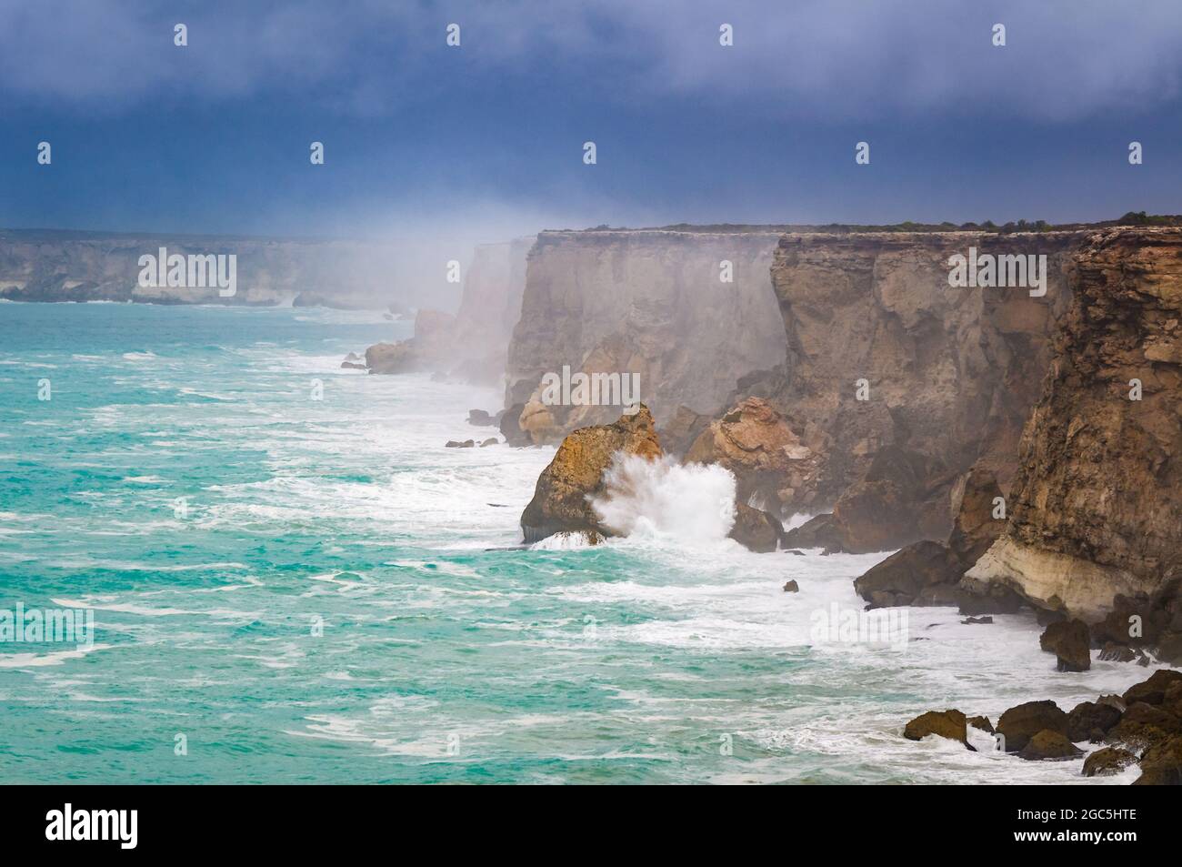 Sheer cliffs and arid semi-desert vegetation of the Head of the Bight on the Southern Ocean coastline Stock Photo