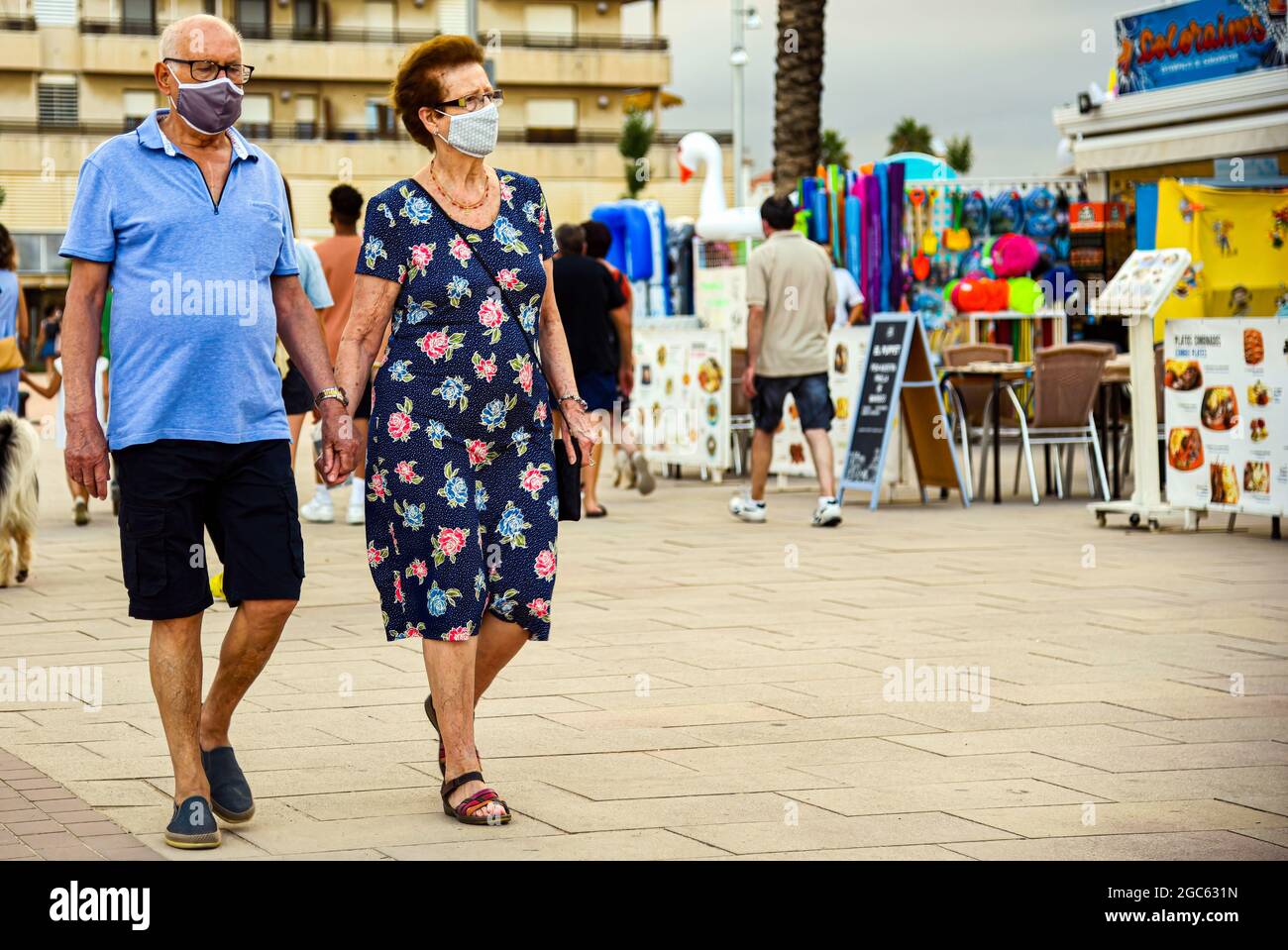Elderly women wearing facemasks hi-res stock photography and images - Alamy