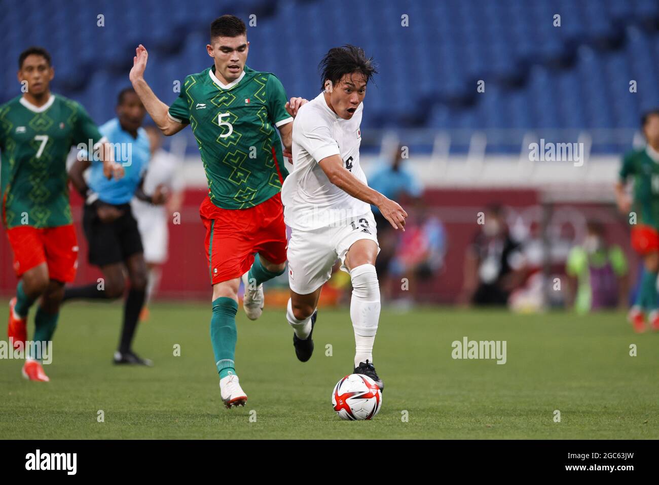 Tokyo, Japan. 06th Aug, 2021. Daichi HAYASHI (JPN), Johan VASQUEZ (MEX) during the Olympic Games Tokyo 2020, Football Men's Bronze Medal Match between Mexico and Japan on August 6, 2021 at Saitama Stadium in Saitama, Japan - Photo Photo Kishimoto / DPPI Credit: Independent Photo Agency/Alamy Live News Stock Photo