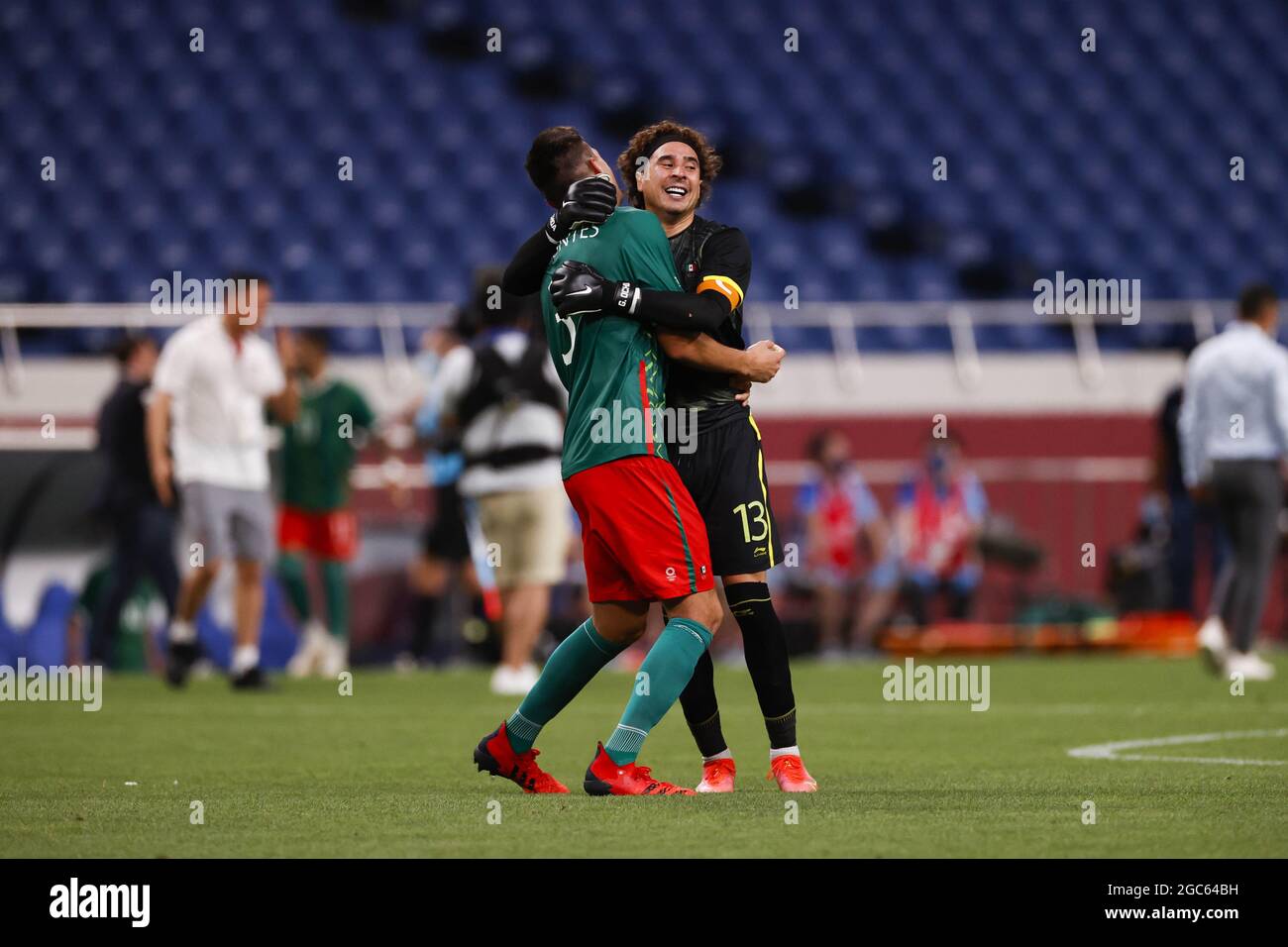 Tokyo, Japan. 06th Aug, 2021. Guillermo OCHOA (MEX) celebrates with MONTES Cesar after winning the Olympic Games Tokyo 2020, Football Men's Bronze Medal Match between Mexico and Japan on August 6, 2021 at Saitama Stadium in Saitama, Japan - Photo Photo Kishimoto / DPPI Credit: Independent Photo Agency/Alamy Live News Stock Photo