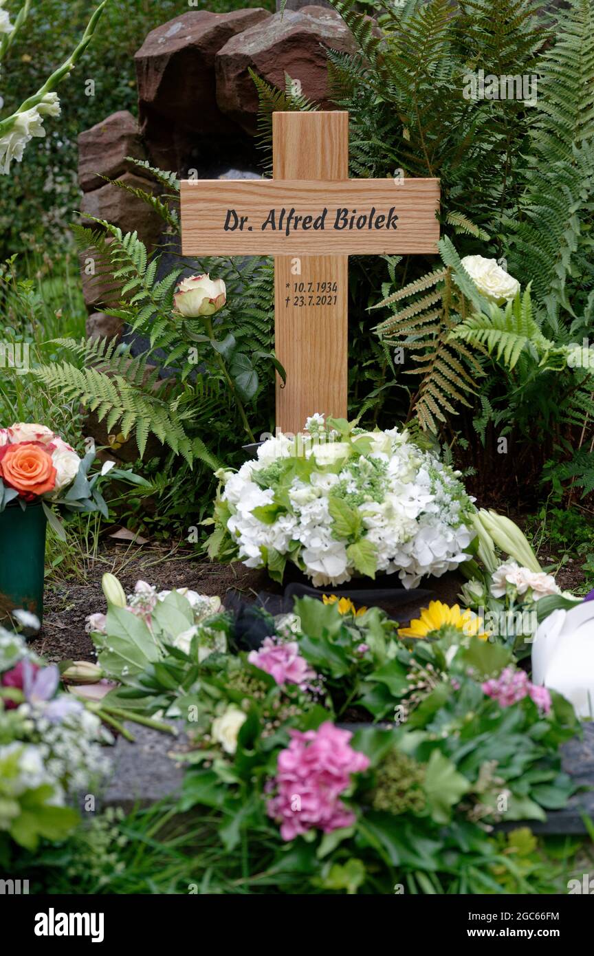 Cologne, Germany. 07th Aug, 2021. A wooden cross stands on the gravesite of TV presenter Alfred Biolek at Melaten Cemetery. The urn containing Biolek's ashes was buried here on Friday evening after the official closing time of the cemetery with close friends and family. The gravesite belongs to the Gruber family, with whom Biolek was close friends. Credit: Henning Kaiser/dpa/Alamy Live News Stock Photo