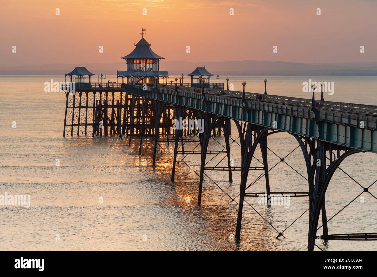 Clevedon Pier At Sunset Stock Photo Alamy clevedon-pier-at-sunset-stock-photo-alamy