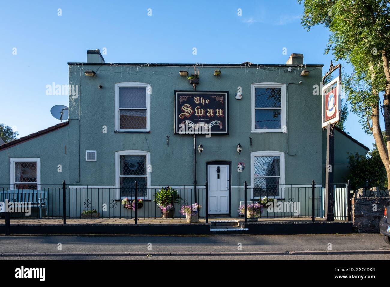 The exterior of The Swann Inn. Conham Hill, Hanham, Bristol BS15 3AP (Aug 2021) Stock Photo