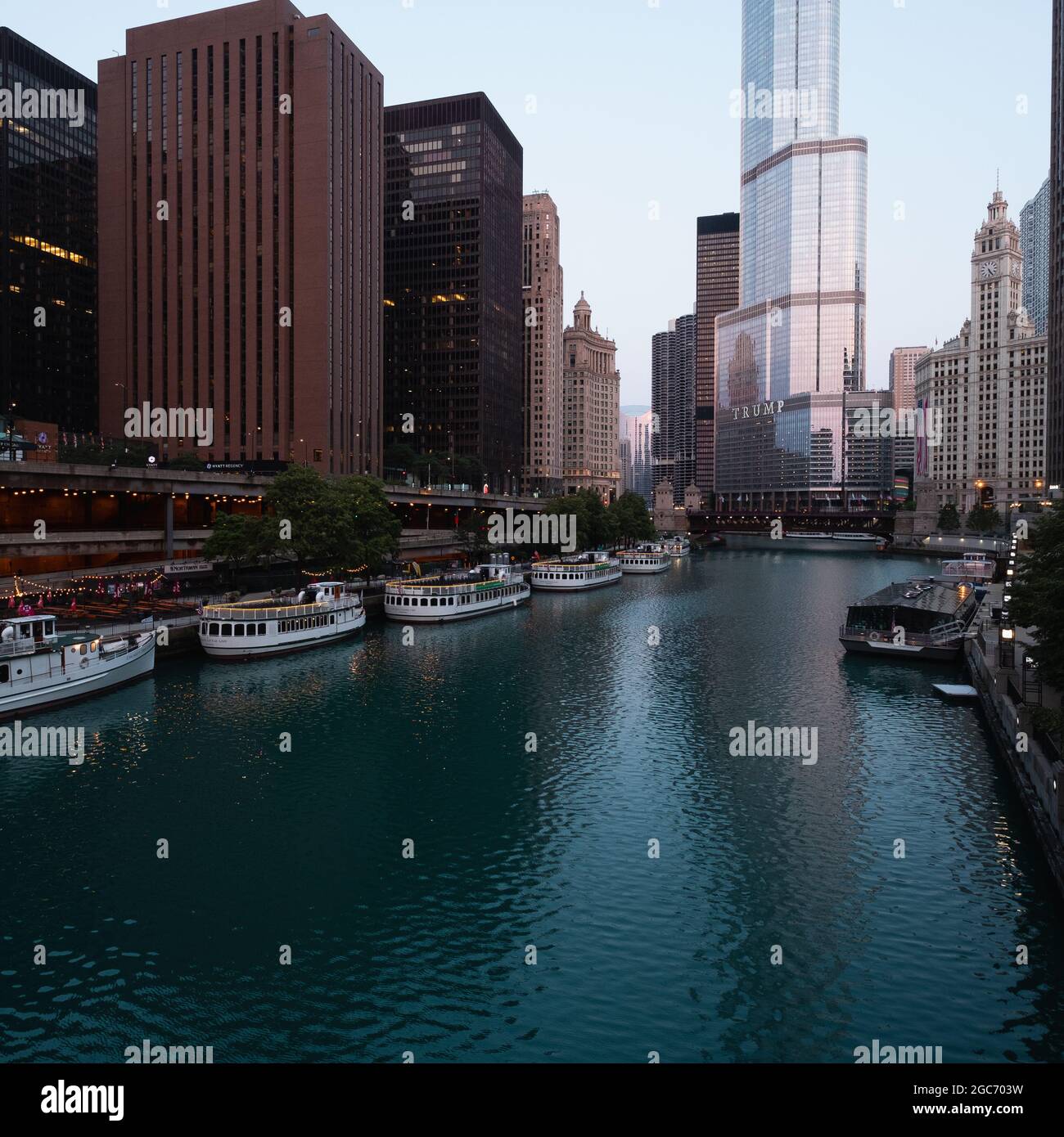 Chicago river office buildings hi-res stock photography and images - Alamy