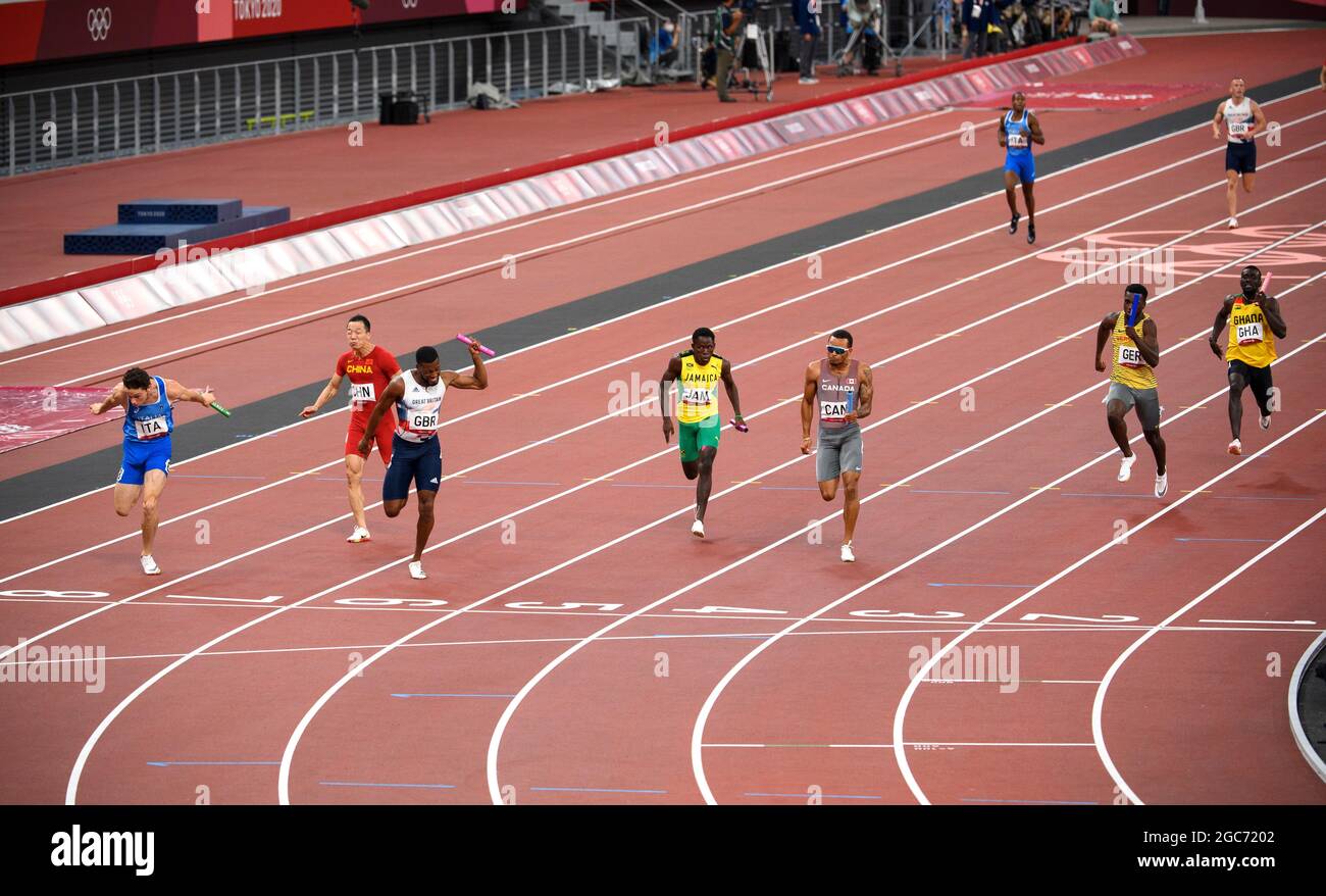 Finish, action, TORTU Filippo (ITA) left, winner, winner, Olympic champion, 1st place, gold medal, gold medalist, Olympic champion, gold medalist Nethaneel MITCHELL-BLAKE (GBR), 3rd left to right, 2nd place, silver medal, Silver medal, silver medalist, silver medalist, Andre de GRASSE (CAN), 5th left to right 3rd place, bronze medal, bronze medal, bronze medalist, bronze medalist, Lucas ANSAH-PEPRAH (GER), athletics, final 4x 100m relay of men, Men's 4 x 100m Relay Final, on August 6th, 2021 Summer Olympics 2020, from July 23rd. - 08.08.2021 in Tokyo/Japan. Stock Photo