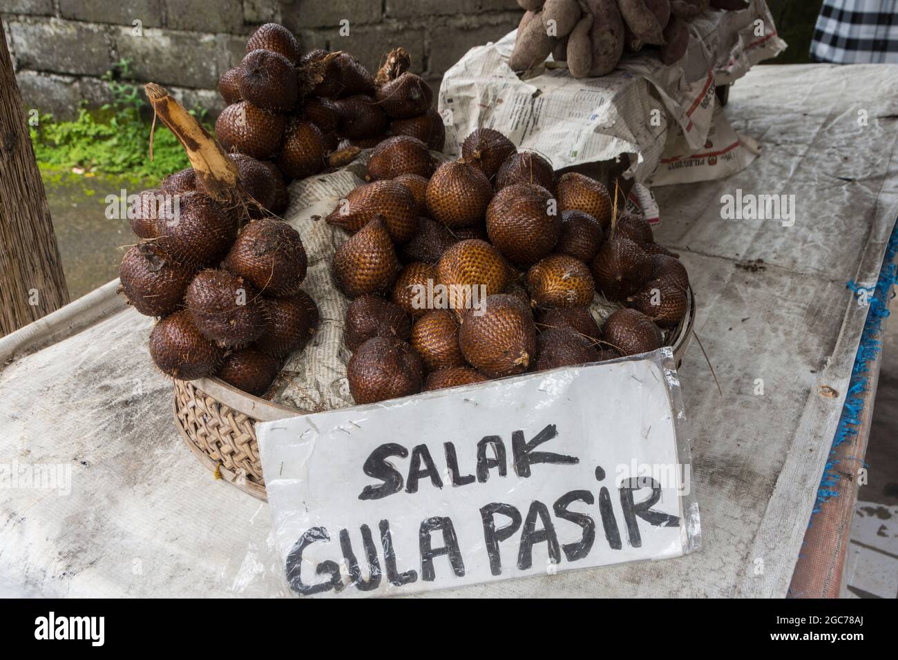 The most expensive cultivar of the Bali salak, the gula pasir (literally 'sand sugar' or 'grain sugar' for sale., Bali, Indonesia Stock Photo