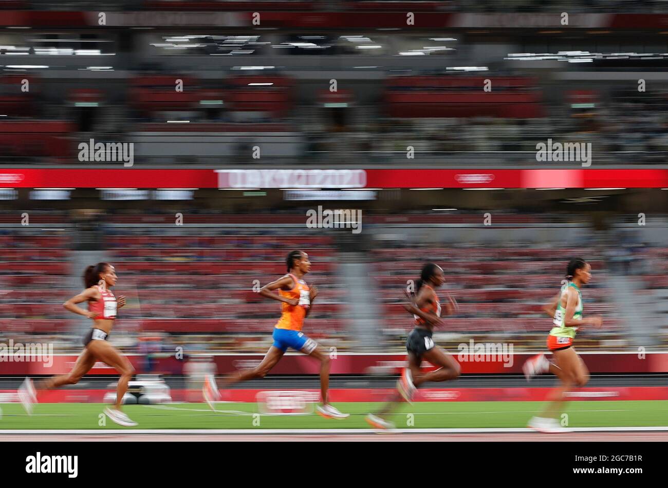 Tokyo, Japan. 07th Aug, 2021. Athletics: Olympics, 10 000 m, women: Sifan Hassan (2.vl) from the Netherlands in action. Credit: Oliver Weiken/dpa/Alamy Live News Stock Photo
