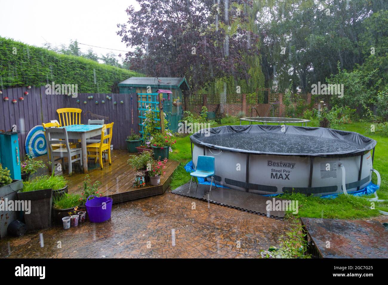 Ashford, Kent, UK. 7th Aug, 2021. UK Weather: Heavy downpours of rain in the small hamstreet village garden on the outskirts of Ashford in Kent. Photo Credit: Paul Lawrenson/Alamy Live News Stock Photo