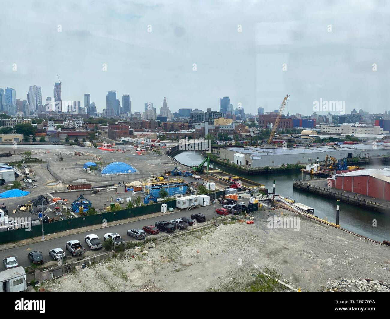 Fitness mirakel Rejsebureau Looking at the Gowanus industrial area surrounding the notorious polluted  Gowanus Canal superfund site in Brooklyn, New York Stock Photo - Alamy