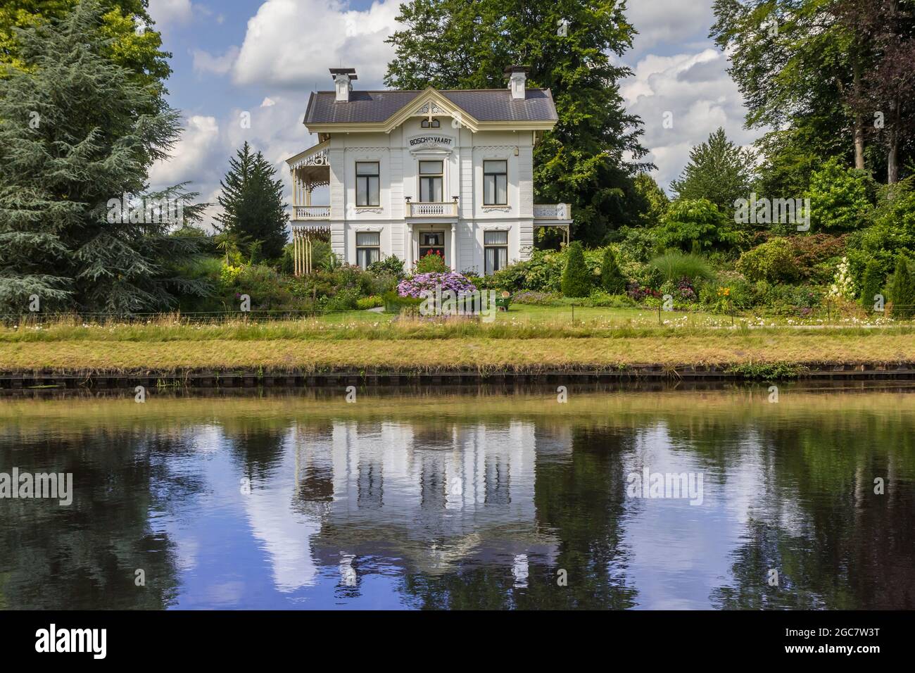 Historic white mansion at the Noord-Willems canal in Drenthe, Netherlands Stock Photo