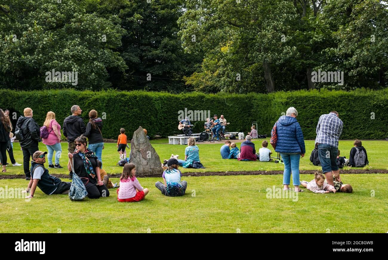 North Berwick, East Lothian, Scotland, United Kingdom, 7th August 2021. UK Weather: sunshine and showers at Fringe-by-the-Sea Day 2. Pictured: A band busking in Lodge Grounds park for families to enjoy in the sunshine Stock Photo